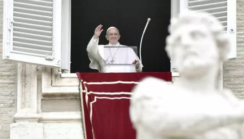 epa05772271 Pope Francis greets faithful during the Angelus, traditional Sunday's prayer, in St. Peter's Square in Vatican City, 05 February 2017. EPA/GIORGIO ONORATI------ZADNJA, 3 stupca