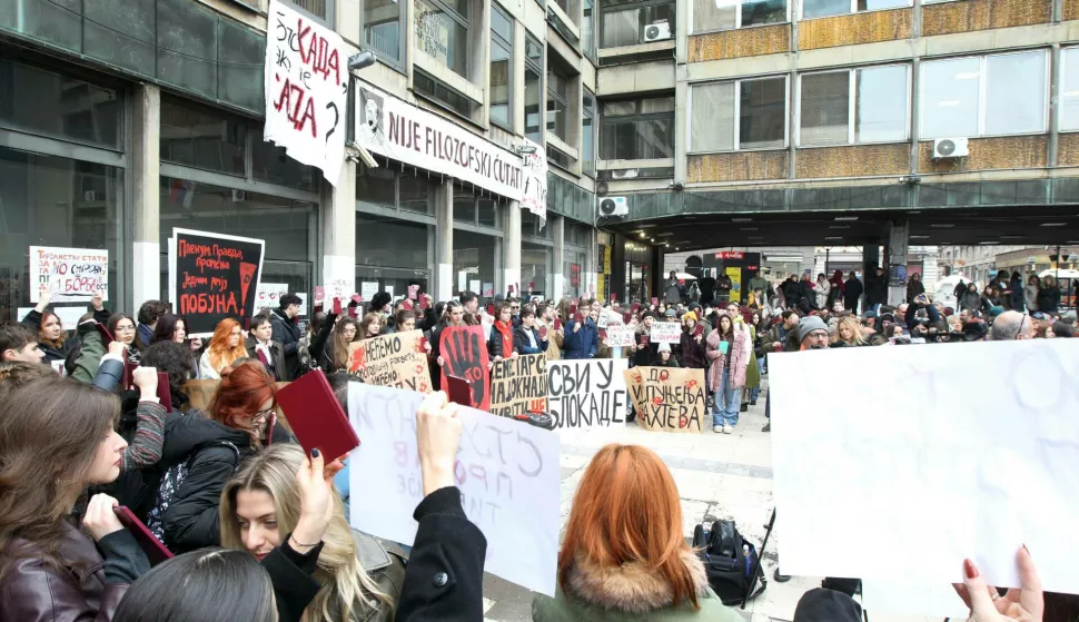 Beograd, 9.12.2024.- Val studentskih prosvjeda u Srbiji, potaknut nasiljem prema sudionicima komemorativnih skupova na kojima se odaje po?ast ?rtvama prosina?ke nesre?e na novosadskom kolodvoru, poprima iz dana u dan sve ve?e razmjere, a u blokadama je ve? vi?e od 20 fakulteta u ?etiri sveu?ili?na centra. Na slici prosvjed ispred Filozofskog fakulteta u Beogradu. foto HINA/ BETAPHOTO/ MILAN OBRADOVIC/ ua