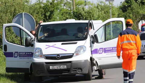 OSIJEK, 08. 05. 2015, PROMETNA NESREĆA NA OBILAZNICI PREMA ANTUNOVCU, KOD ODLAGALIŠTA LONČARICA VELIKA. OSOBNI AUTOMOBIL I KAMION, POGINULA OSOBA. POLICIJA, VATROGASCI, UKOP, HITNA ....snimio GOJKO MITIĆ