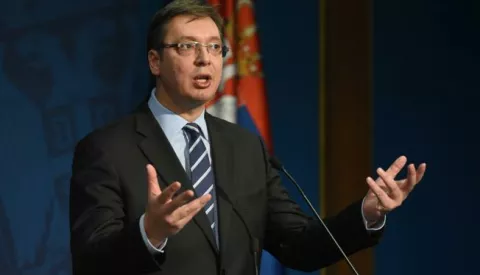 Beograd, 13.12.2016 - Srbijanski premijer Aleksandar Vučić izjavio je u utorak kako neće dopustiti da Srbiju bilo tko "poniava i gazi", osobito ne Hrvatska koju je nazvao "falsifikatom europskih vrijednosti", nakon to je Zagreb blokirao otvaranje jednog poglavlja u pristupnim pregovorima Srbije s EU-om.foto HINA/ Tanjug/ Dragan KUJUNDIĆ/ ik