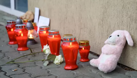 20.12.2024.Zagreb - U OS Precko zasad nepoznati napadac nozem je ozlijedio jednu uciteljicu, a ozljede su zadobili i ucenici. Paljenje svijeca ispred skole Photo: Matija Habljak/PIXSELL