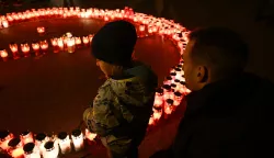 20.12.2024., Zagreb - Gradjani pale svijece na skolskom igralistu Osnovne skole Precko nakon napada nozem pri cemu je smrtno stradao jedan ucenik, a ozlijedjeno je jos troje ucenika i uciteljica. Photo: Marko Lukunic/PIXSELL