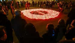 20.12.2024., Zagreb - Gradjani pale svijece na skolskom igralistu Osnovne skole Precko nakon napada nozem pri cemu je smrtno stradao jedan ucenik, a ozlijedjeno je jos troje ucenika i uciteljica. Photo: Marko Lukunic/PIXSELL