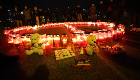 Zagreb, 20.12.2024 - Okupljanje sa svije?ama ispred O? Pre?ko nakon jutro?njeg napada u kojemu je smrtno stradalo jedno dijete. foto HINA/ Damir SEN?AR/ ik