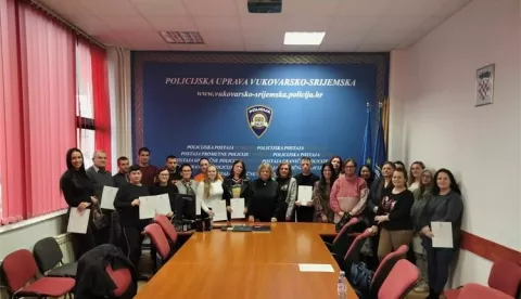 VINKOVCIU prostorijama Policijske uprave vukovarsko-srijemske u Vinkovcima, uz intoniranje hrvatske himne, peti put od stupanja na snagu Pravilnika o načinu i postupku davanja svečane prisege, od 14. listopada 2021., organizirano je davanje svečane prisege kojoj su pristupile 22 osobe, novi hrvatski državljaniprosinac 2024.