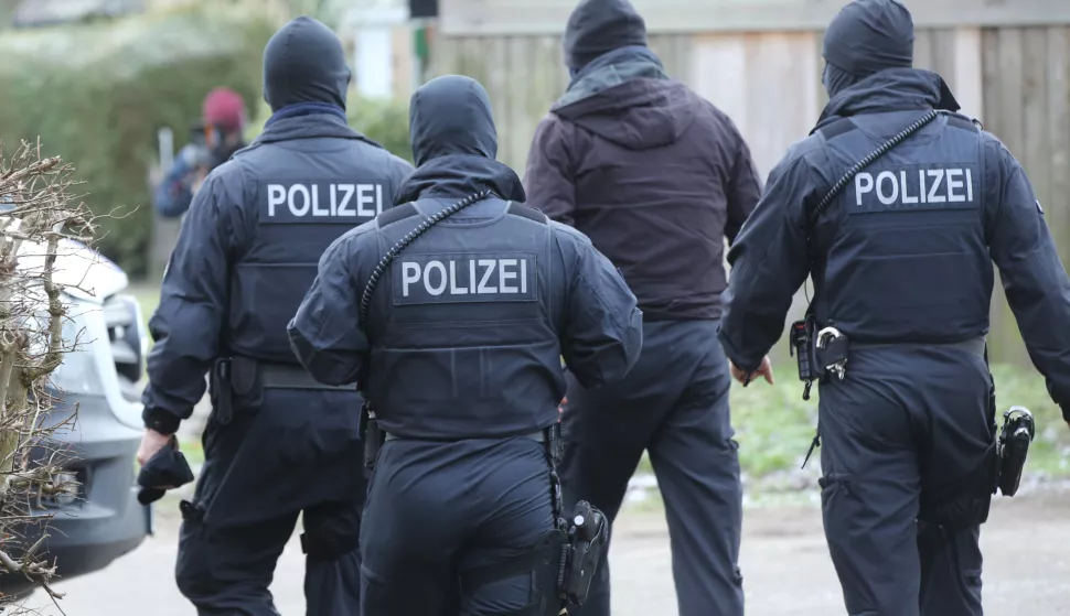 30 January 2019, Schleswig-Holstein, Meldorf: Police forces go outside a house. On Wednesday morning, officers of the Federal Criminal Police Office arrested three men from Iraq in the district of Dithmarschen in Schleswig-Holstein who are said to have planned a terrorist attack in Germany. Photo: Bodo Marks/dpa /DPA/PIXSELL