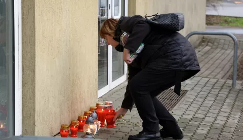 20.12.2024.Zagreb - U OS Precko zasad nepoznati napadac nozem je ozlijedio jednu uciteljicu, a ozljede su zadobili i ucenici. Paljenje svijeca ispred skole Photo: Matija Habljak/PIXSELL