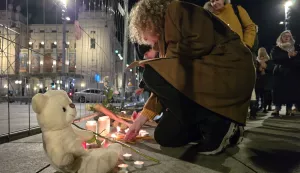 Beograd, 21.12.2024. - Roditelji djece ubijene u beogradskoj osnovnoj &scaron;koli "Vladislav Ribnikar" u svibnju 2023. godine i mno&scaron;tvo Beograđana u petak navečer su na Trgu Republike upalili svijeće i položili cvijeće odajući počast ubijenom djetetu i ozlijeđenima u jučera&scaron;njem napadu u zagrebačkoj Osnovnoj &scaron;koli Prečko.foto HINA/ HINA/ FoNet/ Marko Dragoslavić/ ml