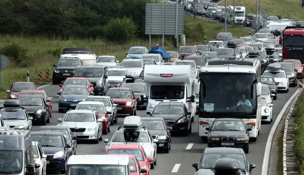 Zagreb, 11.08.2018 - Ovaj vikend dolazi do smjene gostiju te su pojačane gužve na autocestama prema moru. Na slici gužve na ulazu na auto cestu u Lučkom.foto HINA/ Tomislav PAVLEK /tp