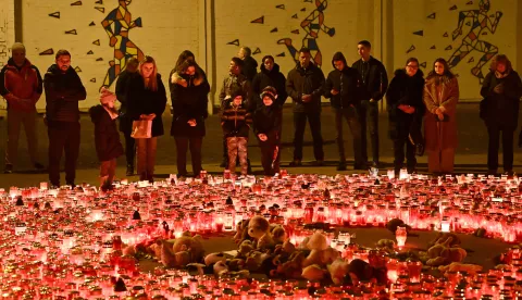 21.12.2024., Zagreb - Gradjani postavljaju lampase, pale svijece i ostavljaju poruke na skolskom igralistu OS Precko. Photo: Marko Lukunic/PIXSELL