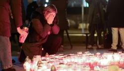 Zagreb, 20.12.2024 - Okupljanje sa svijećama ispred OŠ Prečko nakon jutrošnjeg napada u kojemu je smrtno stradalo jedno dijete. foto HINA/ Damir SENČAR/ ik