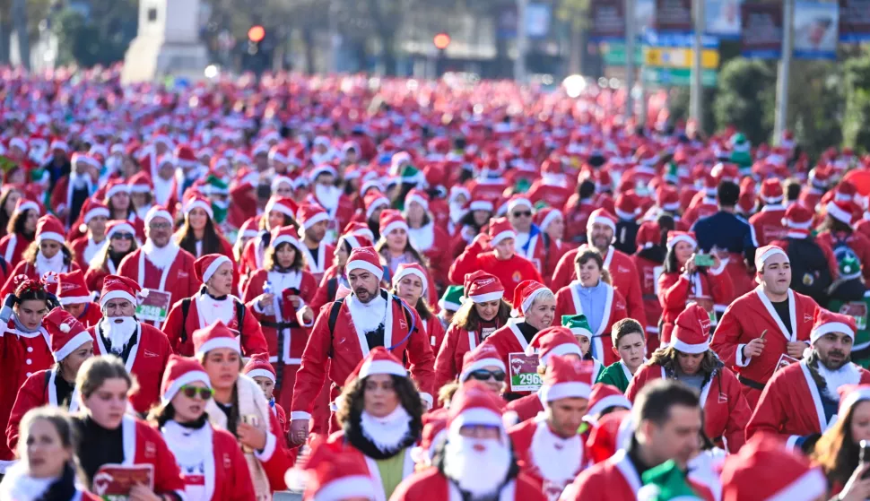 epaselect epa11789361 Runners dressed as Santa Claus participate in the 13th edition of the traditional Madrid Christmas Race in Madrid, Spain, 22 December 2024. EPA/VICTOR LERENA