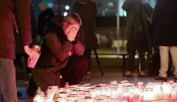 Zagreb, 20.12.2024 - Okupljanje sa svijećama ispred OŠ Prečko nakon jutrošnjeg napada u kojemu je smrtno stradalo jedno dijete. foto HINA/ Damir SENČAR/ ik