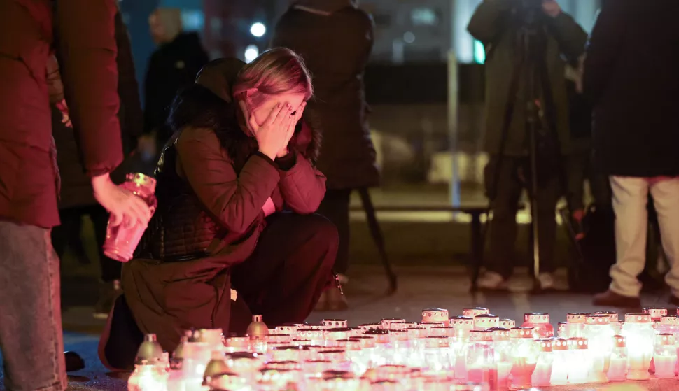 Zagreb, 20.12.2024 - Okupljanje sa svijećama ispred OŠ Prečko nakon jutrošnjeg napada u kojemu je smrtno stradalo jedno dijete. foto HINA/ Damir SENČAR/ ik