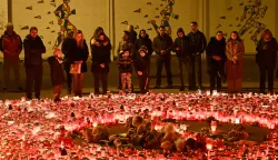 21.12.2024., Zagreb - Gradjani postavljaju lampase, pale svijece i ostavljaju poruke na skolskom igralistu OS Precko. Photo: Marko Lukunic/PIXSELL