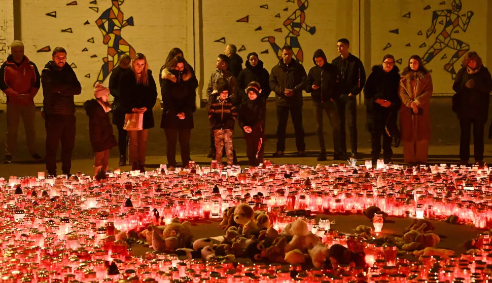 21.12.2024., Zagreb - Gradjani postavljaju lampase, pale svijece i ostavljaju poruke na skolskom igralistu OS Precko. Photo: Marko Lukunic/PIXSELL