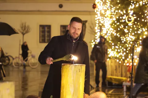 Osijek, 22. 12. 2024., Trg Ivana Pavla II, konkatedrala, četvrta adventska svijeća, četvrta adventska svijeca 2024, Ivan Radić - gradonačelnik  SNIMIO BRUNO JOBST