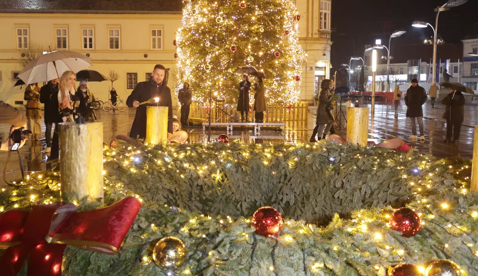 Osijek, 22. 12. 2024., Trg Ivana Pavla II, konkatedrala, četvrta adventska svijeća, četvrta adventska svijeca 2024, Ivan Radić - gradonačelnik  SNIMIO BRUNO JOBST