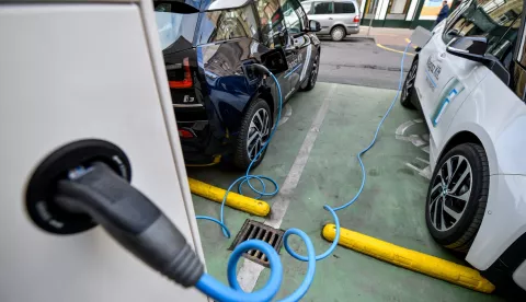 epa07228010 Electric cars are charged at brand-new charging stations shortly after they were inaugurated in Debrecen, some 230 kilometers east of Budapest, Hungary, 13 December 2018. In the framework of the Phoenix transport development program a totalof ten new electric vehicle (EV) charging atations were established in the Hungarian city. EPA/ZSOLT CZEGLEDI HUNGARY OUT