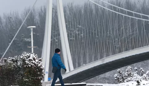 Osijek.01.02.2021. Snjezni pokrivac ponovo je zabijelio grad Osijek.Na fotografiji: Osjecani u setnji gradomFoto:Marko Mrkonjic