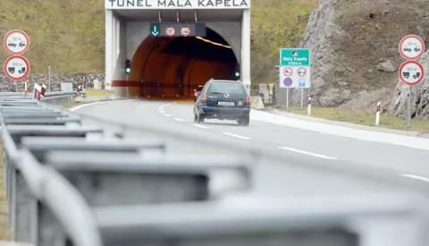 22.01.2014., Ogulin - Autocesta A1 - Zagreb Split, mjestimicna magla na autocesti te ulaz u tunel Mala kapela.  Photo: Marko Lukunic/PIXSELL------dva stupca novosti