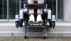 Un fauteuil roulant monte-escalier qui permet également à l'utilisateur de tenir debout a été développé par des ingénieurs Pictures MUST credit: KIMM A stair-climbing wheelchair which also stands up the user for face-to-face conversations, said to be a world first, has been developed by engineers. The design also places a strong emphasis on user comfort and adaptability. The electric powered wheelchair, developed by the Korea Institute of Machinery and Materials, has a central platform equipped with a stair-climbing module located at the bottom and a standing module on top. When the user encounters a flight of stairs, the stair-climbing module is lowered while maintaining the wheelchair's horizontal level. It utilises fa pair of rubber caterpillar tracks that give a anon-slip grip the edge of the stairs supported by the chair's wheels. It allows the user to tackle the staircase one step at a time without compromising safety. It works the same way when descending a staircase. The stair-climbing module is designed to stay retracted within the chair when not needed. The standing module transitions between various postures, including standing, reclining, leaning backwards or leaning forward. Photo: JLPPA/Bestimage/BESTIMAGE