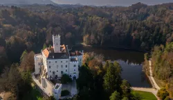 04.11.2024., Trakoscan - Nakon dvije i pol godine radova, Trakoscansko jezero ponovno je zasjalo u punom sjaju i sada je savrsena destinacija za vikend izlet. Dvorac Trakoscan jedan je od najatraktivnijih dvoraca u Hrvatskoj, nalazi se u Varazdinskoj zupaniji, 12 km sjeveroistocno od Krapine, 30 km jugozapadno od Varazdina. S oko 40.000 posjetitelja godisnje jedan je od najposjecenijih hrvatskih dvoraca. Izgradjen je u 13. stoljecu u sustavu utvrda Zagorske knezevine. Nakon raspada Zagorske knezevine dvorac je pripao obitelji Draskovic, a danas je u vlasnistvu Republike Hrvatske. Photo: Igor Kralj/PIXSELL