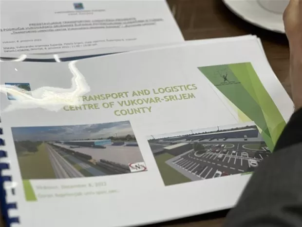 VINKOVCIProjekt Logističko-distributivnog centra Vinkovci uspje&scaron;no je pro&scaron;ao fazu procjene projektnog prijedloga te je Županija zaprimila obavijest o dodjeli nepovratnih sredstava kojima se planira izgradnja infrastrukture od iznimnog značenja za Vukovarsko-srijemsku županiju, proizvođače voća, a posebice proizvođače jabuke. Vrijednost je izgradnje i opremanja LDC-a Vinkovci 21,6 milijun eura.prosinac 2024.