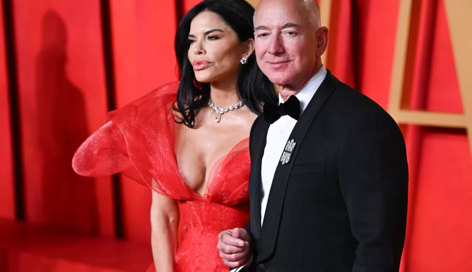 Lauren Sanchez and Jeff Bezos arriving at the Vanity Fair Oscar Party, Wallis Annenberg Center for the Performing Arts. Credit: Doug Peters/EMPICS Photo: Doug Peters/PRESS ASSOCIATION