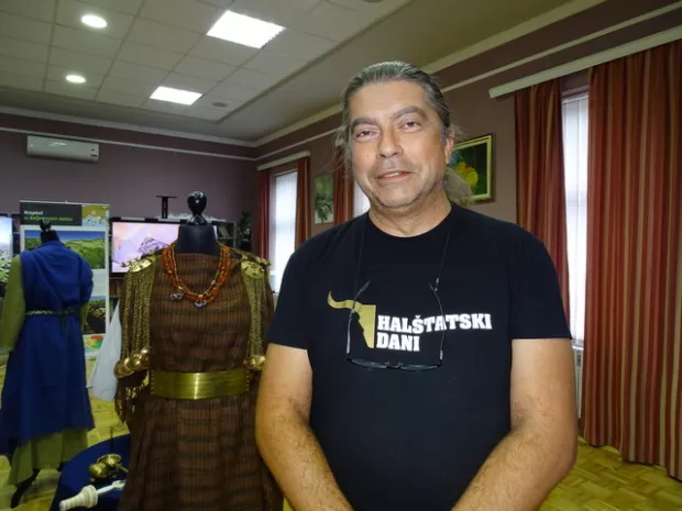 KAPTOLU suradnji sa Pože&scaron;ko-slavonskom županijom i njenom Razvojnom agencijom Panorau Kaptolu traju aktivnosti na izgradnji interpretacijskog centra hal&scaron;tatske kulture.Filip Potrebica