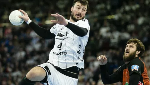 17 November 2019, Schleswig-Holstein, Kiel: Handball: Bundesliga, THW Kiel - TSV Hannover-Burgdorf, 13th matchday. Kiel's Domagoj Duvnjak (l) throws at the goal. Hanover's Mait Patrail can no longer intervene. Photo: Frank Molter/dpa /DPA/PIXSELL