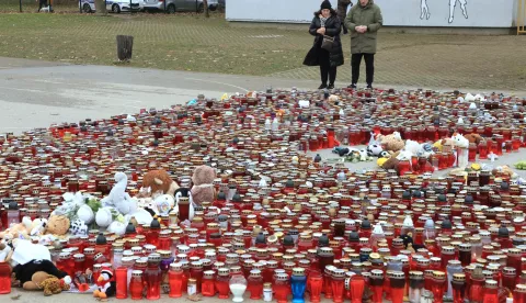 Zagreb.23.12.2024. - U zagrebačkoj osnovnoj školi Prečko građani se i dalje okupljaju i pale svijeće. foto HINA/ Tomislav Pavlek/ tp