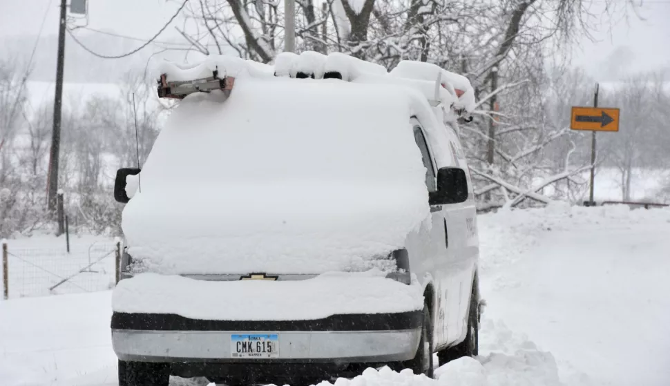 epa07279145 A vehicle is covered in snow after a heavy snowfall in New Virginia, Iowa, USA, 12 January 2019. A winter storm is moving across the central Midwest creating travel hazards with up to one foot (30cm) of snow in some areas. EPA/STEVE POPE