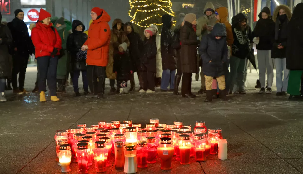 Osijek, 23. 12. 2024., Trg slobode, paljenje lampiona, lampioni, solidarnost, žrtve, OŠ Prečko SNIMIO BRUNO JOBST