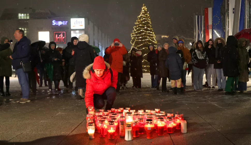 Osijek, 23. 12. 2024., Trg slobode, paljenje lampiona, lampioni, solidarnost, žrtve, OŠ Prečko SNIMIO BRUNO JOBST