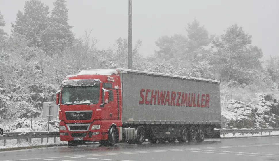 Vrgorac, 25.2.2018. - Gusta magla i snijeg koji pada od jutros čine poteškoće u prometu na dionici autoceste A1, na području od Vrgorca do Zagvozda. Magla usporava promet, no kolnici su čisti na cijeloj dionici, kao i lokalne ceste prema granici s Bosnom i Hercegovinom, te prema Dubrovniku i jugu zemlje.foto HINA/ Jure DIVIĆ/ ml