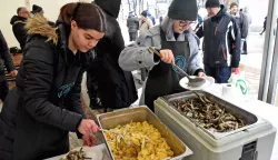 Vinkovci...24.12.2024.Pješačka zona - podjela posnog obroka na Badnjak. Grad Vinkovci i Nezavisni sindikat dzzp Vinkovci uz potporu Srednja strukovna škola Vinkovci u susret velikog kršćanskog blagdana Božić, već tradicionalno organiziraju podjelu obroka (riba i krumpir salata) za građane Vinkovaca.Foto: Gordan Panić