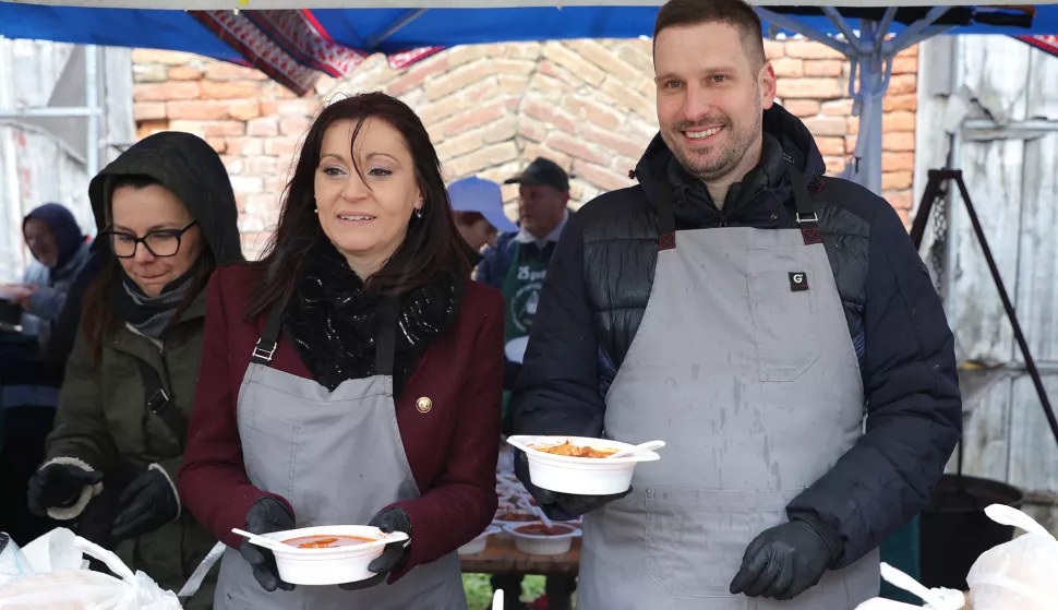 Osijek, 24. 12. 2024., Tvrđa, Stara pekara, fiš s građanima, podjela fiša, Badnjak, Tramišak; Radić SNIMIO BRUNO JOBST