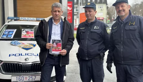 SLATINA, Ilija Nikolić sa slatinskim policajcima, 24.12.2024., snimio Damir Jukić