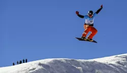 epa05840680 Spain's Lucas Eguibar in action during the men's Snowboardcross qualification round at the FIS Freestyle Ski and Snowboard World Championships 2017 in the Sierra Nevada, near Granada, southern Spain, 10 March 2017. EPA/JULIO MUNOZ