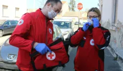 OSIJEK, 19. 03. 2020, DJELATNICI CRVENOG KRIZA PRUZAJU USLUGU BESPLATNE NABAVE LIJEKOVA ZA STARIJE I USAMLJENE KORISNIKE. KORONA VIRUS, COVID-19.snimio GOJKO MITIC