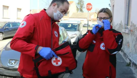 OSIJEK, 19. 03. 2020, DJELATNICI CRVENOG KRIZA PRUZAJU USLUGU BESPLATNE NABAVE LIJEKOVA ZA STARIJE I USAMLJENE KORISNIKE. KORONA VIRUS, COVID-19.snimio GOJKO MITIC