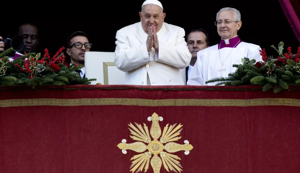 epa11792929 Pope Francis gestures before leading the traditional 'Urbi et Orbi' prayer from the balcony of Saint Peter's Basilica on Christmas Day in Vatican City, 25 December 2024. EPA/ANGELO CARCONI