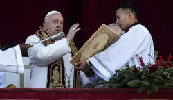 epa11793093 Pope Francis leads the traditional Urbi et Orbi Christmas Day blessing from the central balcony of Saint Peter's Square at the Vatican City, 25 December 2024. EPA/ANGELO CARCONI