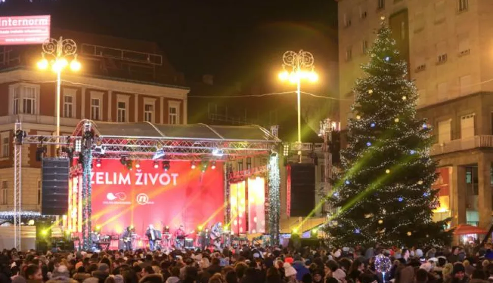 19.12.2017., Zagreb - Humanitarni koncert Zelim zivot za zakladu Ana Rukavina 12. put odrzan je na Trgu bana Josipa Jelacica.  Photo: Luka Stanzl/PIXSELL------MOZAIK, 4 stupca