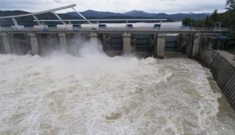 epa06980130 Floodgates are opened at Paldang Dam just north of Seoul, South Korea, 29 August 2018, as torrential rain hit the capital city overnight, raising the river's water level. EPA/JEON HEON-KYUN