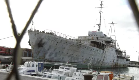 Rijeka, 05.12.2019. - Brod Galeb u četvrtak je iz riječke luke Porto Baroš otegljen u brodogradilište Dalmont u Kraljevici na renoviranje i preinaku u brod Muzej. Brod je jedan od najvećih investicija programa Rijeka Europska prijestolnica kulture 2020.foto HINA/ Miljenko KLEPAC/ ml