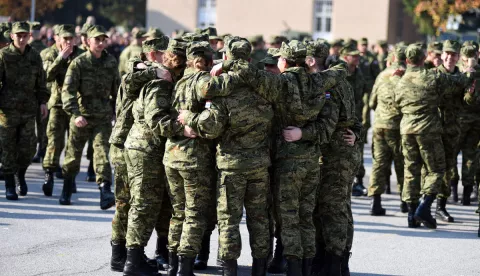 Poega, 20.10.2018 - Svečana prisega 23. narataja ročnika na dragovoljnom vojnom osposobljavanju odrana je u subotu, 20. listopada u Sreditu za temeljnu obuku u vojarni 123. brigade HV-a u Poegi, a u trećem ovogodinjem uputnom roku prisegnulo je 264 ročnika i 60 ročnica, ukupno njih 324, priopćeno je iz Ministarstva obrane (MORH).foto HINA/ MORH/ Mladen ČOBANOVIĆ/ ik