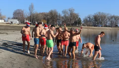 Osijek, 26. 12. 2024, Copacabana, Drava, tradicionalno igranje picigina i skok u Dravu na drugi dan Božića na Svetog Stjepana.snimio GOJKO MITIĆ