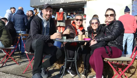 Osijek, 26. 12. 2024, Copacabana, Drava. Beach bar Bajta, terasa puna na Svetog Stjepana. Kavica na Dravi.snimio GOJKO MITIĆ